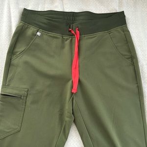 Zamora scrubs size M in Dark Olive.